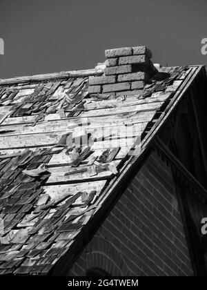 Un vecchio tetto fatiscente, fotografato in una giornata di sole nella cittadina di Escalante, Utah, USA in bianco e nero Foto Stock