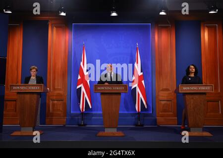 (Da sinistra a destra) responsabile dell'immunizzazione, sanità pubblica Inghilterra, Dr Mary Ramsay, ministro dei vaccini Nadhim Zahawi e direttore medico dell'assistenza primaria per l'NHS Inghilterra e NHS Improvement Dr Nikki Kanani, durante un briefing mediatico a Downing Street, Londra, sul coronavirus (Covid-19). Data immagine: Mercoledì 23 giugno 2021. Foto Stock