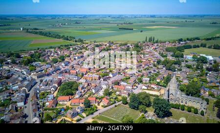 Colpo di drone aereo di Crowland, Lincolnshire, Regno Unito in una giornata di sole, 2021. Include l'abbazia di Crowland, il Trinity Bridge, la torre d'acqua e il paesaggio pianeggiante della Fenland. Foto Stock