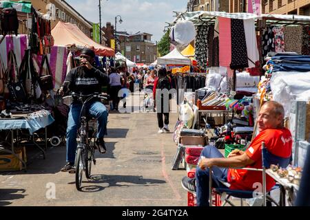 Londra, Regno Unito. 23 Giugno 2021. Gli amanti dello shopping in maschere protettive camminano presso gli stand del mercato di East Street Market nel quartiere di Elephant e Castle, come il sole estivo apparve dopo le fredde giornate di pioggia a Londra, in Inghilterra, il 23 giugno 2021. Ufficialmente in funzione dal 1880 East Street Market è uno dei più antichi mercati in continua gestione in Europa, fornendo sia comunità locali che turisti. (Foto di Dominika Zarzycka/Sipa USA) Credit: Sipa USA/Alamy Live News Foto Stock