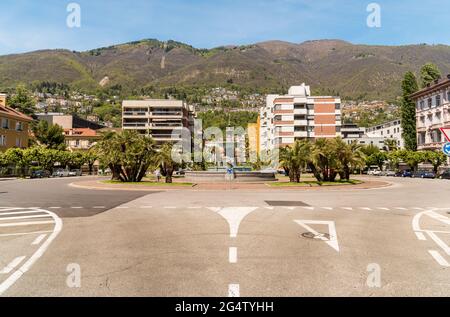 Piazza Pedrazzini con fontana dedicata a Giovanni Pedrazzini situata nella nuova sede di Locarno, Ticino, Svizzera Foto Stock