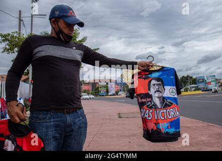 Managua, Nicaragua. 22 Giugno 2021. "Più vittoria", legge una T-shirt sotto una foto del presidente Ortega di lunga data. Un nuovo capo di Stato sarà eletto in Nicaragua nel novembre 2021. Tuttavia, cinque candidati alla candidatura presidenziale delle alleanze dell'opposizione sono stati arrestati entro poche settimane. Credito: Str/dpa/Alamy Live News Foto Stock