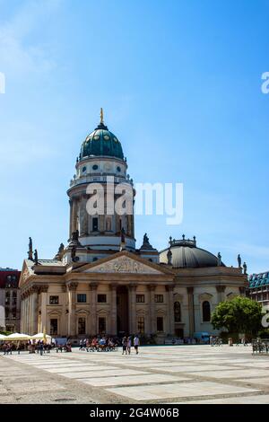 BERLINO, GERMANIA - 7 GIUGNO: Franzosischer Dom e Chiesa con i turisti ammiratori al Gendarmenmarkt nel centro della città il 7 giugno 2013 a Berli Foto Stock