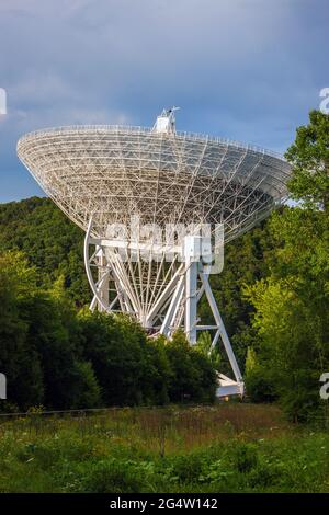 Radio Telescopio Effelsberg in Germania con un diametro di 100 metri, il secondo radiotelescopio più grande completamente sterzabile sulla Terra. Foto Stock