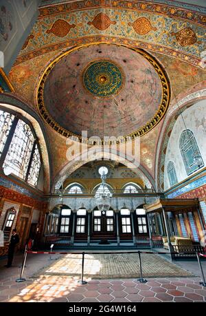 ISTANBUL, TURCHIA. La sala imperiale (del Sultano) nell'Harem del Palazzo Topkapi, Istanbul, Turchia Foto Stock