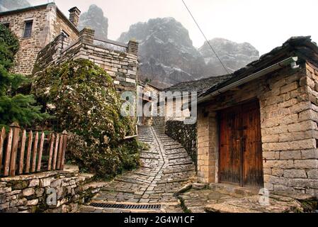 Pittoresco vicolo di Mikro Papigo, uno dei più bei villaggi montani greci, Zagori regione, Ioannina, Epiro. Foto Stock