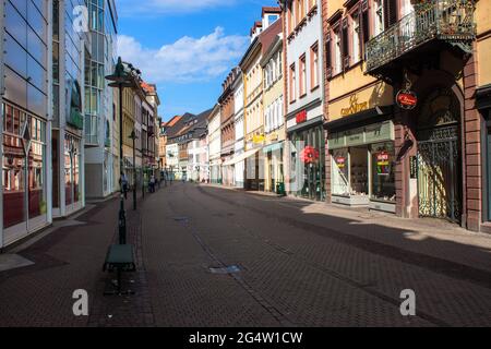 HEIDELBERG, GERMANIA - 4 AGOSTO: Hauptstrasse nel centro storico di Heidelberg, Germania, il 4 agosto 2013. Heidelberg è uno dei turisti più popolari Foto Stock