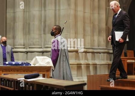 Il presidente degli Stati Uniti Joe Biden esce dal palco dopo aver parlato durante la cerimonia funebre dell'ex senatore americano John Warner (repubblicano della Virginia) alla Cattedrale nazionale di Washington mercoledì 23 giugno 2021 a Washington, DC. Credit: Oliver Contreras/Pool via CNP /MediaPunch Foto Stock