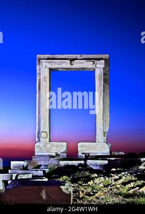 Il Portara (letteralmente "Grande porta") a Chora, la capitale dell'isola di Naxos, Cicladi, Grecia. Apparteneva probabilmente ad un antico Tempio di Apollo Foto Stock