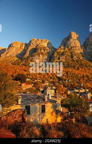 EPIRO, GRECIA. Mikro Papingo villaggio e le cosiddette 'Torri' di Astraka (o 'Tymfi') montagna, sullo sfondo. Regione di Zagori, Ioannina. Foto Stock