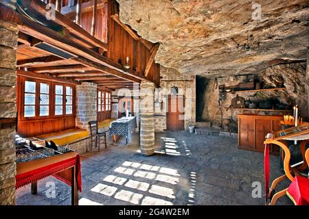 All'interno del santo monastero di Kipina, 'appeso' ad una scogliera nella regione montuosa di Tzoumerka, Ioannina, Epiro, Grecia. Foto Stock