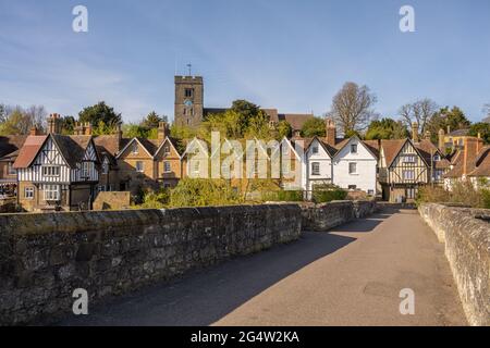 Chiesa di San Pietro e San Paolo Aylesford dal ponte sul fiume medway. Foto Stock