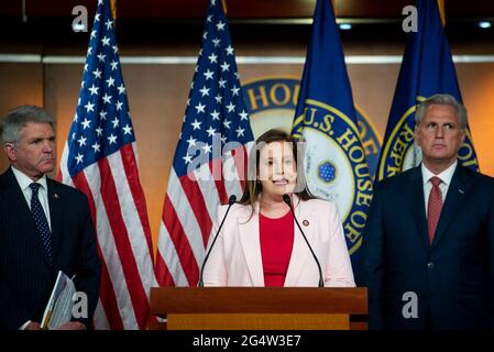 Washington DC, Stati Uniti. Giugno 23 2021: Il rappresentante degli Stati Uniti Elise Stefanik (repubblicano di New York) offre osservazioni mentre è stato affiancato dai repubblicani della Camera per una conferenza stampa sulla responsabilità della Cina e COVID-19, presso il Campidoglio degli Stati Uniti, a Washington, DC, mercoledì 23 giugno, 2021. Credit: Rod Lamkey/CNP /MediaPunch Credit: MediaPunch Inc/Alamy Live News Foto Stock