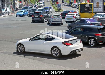 Kiev, Ucraina - 10 giugno 2017: Hyundai bianca Genesis Coupe sulla strada Foto Stock