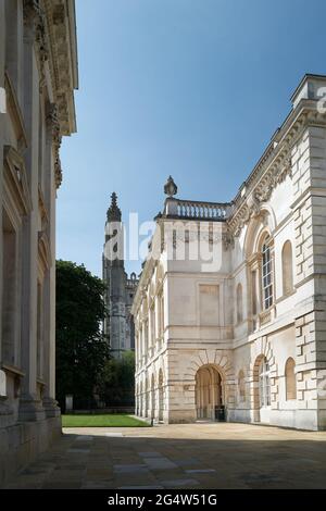 L'edificio Old Schools presso l'università di Cambridge, Inghilterra, con la Camera del Senato sulla sinistra e la cappella del collegio del Re sullo sfondo. Foto Stock
