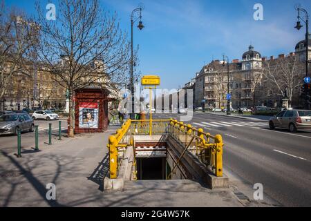 Budapest Ungheria Marzo 2020 vista della stazione Kodaly korond sul viale Andrássy Foto Stock