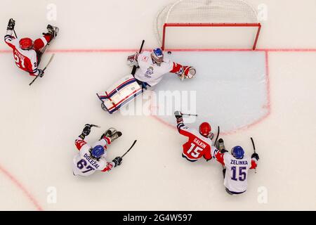 Ostrava, Repubblica Ceca. 23 Giugno 2021. I giocatori di hockey su ghiaccio di L-R Para Evgeny Petrov (RUS), Pavel Dolezal (CZE), Dmitry Galkin (RUS), Radek Zelinka (CZE) in azione, durante i Campionati del mondo di hockey su ghiaccio di Para incontro Repubblica Ceca contro Russia a Ostrava, 23 giugno 2021. Credit: Vladimir Prycek/CTK Photo/Alamy Live News Foto Stock