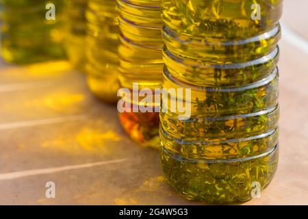 oli di oliva freschi e spremuti a freddo, creati con timo ed erbe aromatiche mediterranee Foto Stock