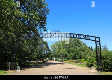 McEnzie Flower Gardens a Finsbury Park, a nord di Londra, Regno Unito Foto Stock