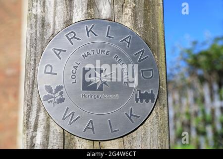 Parkland Walk, un parco lineare, in precedenza una linea ferroviaria, che corre da Finsbury Park a Muswell Hill e ora una riserva naturale, a nord di Londra, Regno Unito Foto Stock