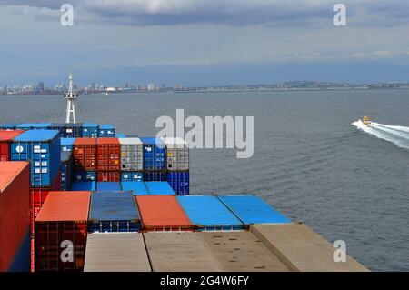 Grande container nave vista oceano dal ponte del capitano, ponte pilota con container terminal ob sfondo. Grande nave in tempo nebbia in oceano Foto Stock