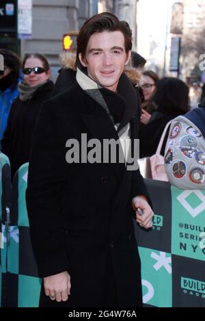 **FILE FOTO** Drake Bell si lamenta di colpevolezza nel caso di adduzione del bambino. NEW YORK, NY - GENNAIO 15: Drake Bell alla build Series che promuove il suo nuovo EP 'onesto' a New York City il 15 Gennaio 2018. Credito: RW/MediaPunch Foto Stock