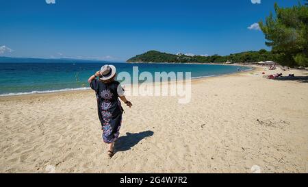 SKIATHOS, GRECIA - 13 giugno 2021: Vacanze nelle isole greche, estate 2021, la famosa spiaggia di Koukounaries , isola di Skiathos , Grecia 6-13-2021 Foto Stock