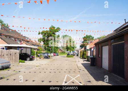 Strada decorata in arancione nei Paesi Bassi per il Campionato europeo di calcio Foto Stock