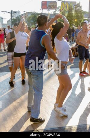 Il festival di strada Salsa on St. Clair è una festa di strada libera per famiglie che celebra le culture latine Torontoís e trasforma il centro di Toronto tra Winon Foto Stock