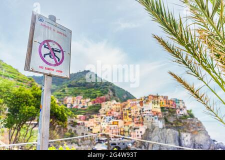 Riomaggiore, Italia - 19 giugno 2021: Segnale che indica che la zona è una zona senza droni. Foto Stock