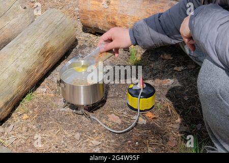 Camping alimentare fare. Cibo da viaggio per attività all'aperto. Cibo in ciotole nella foresta. Foto Stock