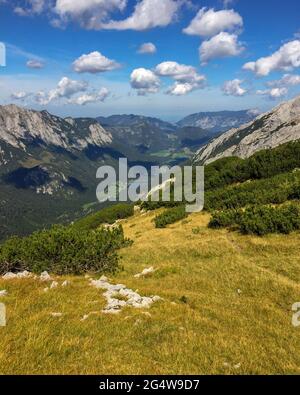 Vista sul lago Hintersee vicino a Ramsau, il parco nazionale Berchtesgaden, le alpi bavaresi, la Germania Foto Stock