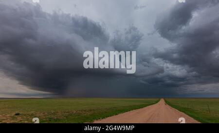 Supercell thunderstorm along the eastern plains of Colorado with a shaft of rain pouring down Foto Stock