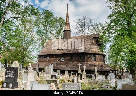 Broumov, repubblica Ceca - 21 maggio 2021. Chiesa di legno di Santa Maria del 13 ° secolo con vecchio cimitero.Renaissance e pietre tombali in stile Impero e gravio Foto Stock