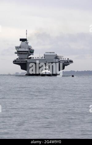 AJAXNETPHOTO. 16 AGOSTO 2017. PORTSMOUTH, INGHILTERRA. - LA NAVE DA GUERRA PIÙ GRANDE DELLA ROYAL NAVY NAVIGA NEL PORTO DI HOME - LA REGINA ELISABETTA, LA PRIMA DI DUE PORTAEREI DI 900 TONNELLATE, DI 65,000 METRI DI LUNGHEZZA, E STATE-OF-THE-ART, NAVIGÒ NELLA BASE NAVALE DI PORTSMOUTH NELLE PRIME ORE DI QUESTA MATTINA. LA NAVE DA GUERRA £3BN, LA PIÙ GRANDE MAI COSTRUITA PER LA ROYAL NAVY, È ARRIVATA AL SUO PORTO DI CASA DUE GIORNI PRIMA DEL SUO PROGRAMMA ORIGINALE. FOTO: JONATHAN EASTLAND/AJAX REF: D2X171608 6770 Foto Stock