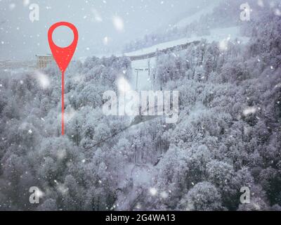 punto di geotag sulla strada da qualche parte in montagna. alberi ricoperti di neve. vista aerea Foto Stock