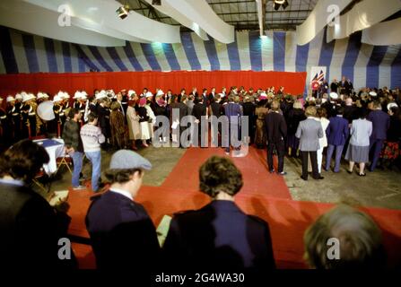 AJAXNETPHOTO. 4 DICEMBRE 1985. HAMBLE POINT, INGHILTERRA. - LA PRINCIPESSA CHIAMA CHALLENGER LA COPPA D'AMERICA. - HRH DIANA, PRINCIPESSA DEL GALLES (EXTR.RIGHT SUL PODIO SOTTO UNION BADGE.) DENOMINAZIONE E PRESENTAZIONE DELLO YACHT CHALLENGER CRUSADER 1986 DELLA BRITISH AMERICA CUP (IN SEGUITO BIANCO CRUSADER K-24.) AT THE BUILDER'S YARD COUGAR MARNE.PHOTO:JONATHAN EASTLAND/AJAX REF:21501 1 53 Foto Stock