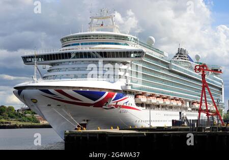 AJAXNETPHOTO. MAGGIO 2021. NORTH SHIELDS, INGHILTERRA. - LAT-UP - LA NAVE DA CROCIERA AZURA, DI 115,055 TONNELLATE LORDE, GESTITA DA P&O CRUISES, DISPOSTA A FIANCO DEL TERMINAL PASSEGGERI INTERNAZIONALE DURANTE LA PANDEMIA DI COVID. LA NAVE È STATA COSTRUITA DAL CANTIERE ITALIANO FINCANTIERI A MONFALCONE NEL 2010.PHOTO:TONY HOLLAND/AJAX REF:DTH211805 38855 Foto Stock