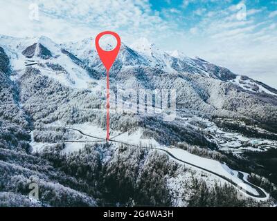 punto di geotag sulla strada da qualche parte in montagna. alberi ricoperti di neve. vista aerea Foto Stock