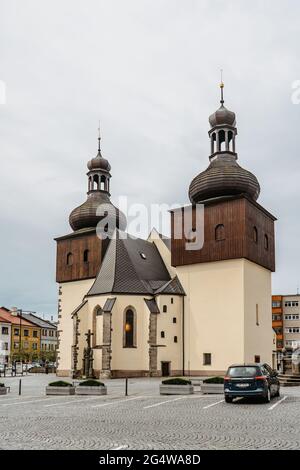 Nachod, Repubblica Ceca- Maggio 23,2021. Centro città con piazza Masaryk, il nuovo municipio e la chiesa medievale di San Lorenzo con due campanili. Foto Stock