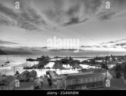 Simon's Town base navale e bacino di yacht all'alba. Jan 2021 Foto Stock