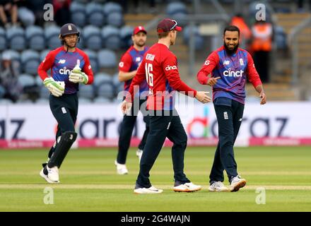 L'inglese Adil Rashid (a destra) festeggia dopo che il compagno di squadra Chris Jordan fa una presa per prendere il wicket dello Sri Lanka Wanindu Hasaranga durante la partita internazionale Twenty20 a Sophia Gardens, Cardiff. Data immagine: Mercoledì 23 giugno 2021. Foto Stock