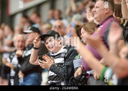 Leigh, Inghilterra - 19 Giugno 2021 - Hull FC fan durante la Rugby League Betfred Super League Leigh Centurions vs Hull FC al Leigh Sports Village Stadium, Leigh, UK Dean Williams/Alamy Live News Foto Stock