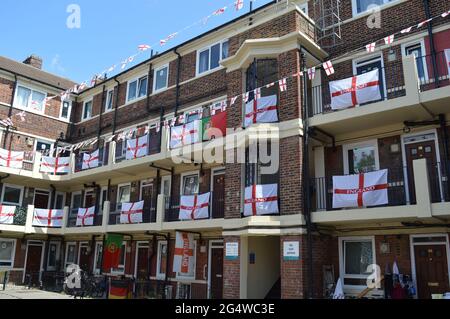 Londra, Regno Unito. 23 giugno 2021. I residenti patriottici in Kirby Estate coprono i loro balconi in Inghilterra bandiere per la durata del torneo Euro 2020. Foto Stock