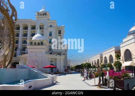 Belek, Antalya, Turchia - 15 maggio 2021: Il parco a tema Land of Legends a Belek. Ingresso principale Foto Stock