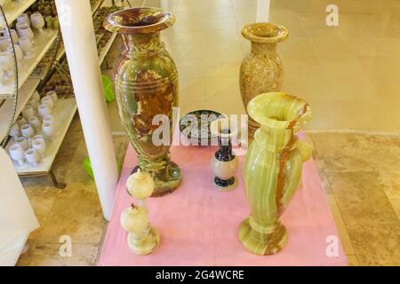 Antalya, Turchia - 11 maggio 2021: Onyx figure animali e vasi in vendita presso il negozio in Turchia Foto Stock