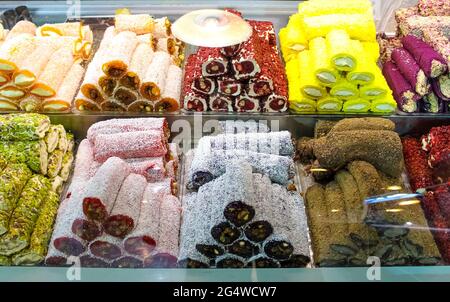 Varietà di lokum turco tradizionale da succo di melograno. Dessert tipico del Medio Oriente e delizia turca Foto Stock