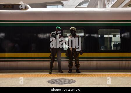 Sicurezza presso la stazione Ebute vetta, conosciuta come la stazione Mobolaji Johnson, è la più grande stazione ferroviaria dell'Africa occidentale con una capacità di 6000 passeggeri. Nigeria. Foto Stock