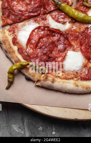 Pepperoni e Mozzarella Pizza vista dall'alto su sfondo grigio argilloso Foto Stock