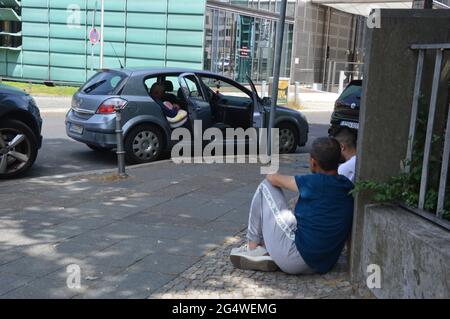 In attesa di un incontro vicino all'Ambasciata siriana a Berlino (Germania) - 21 giugno 2021 Foto Stock